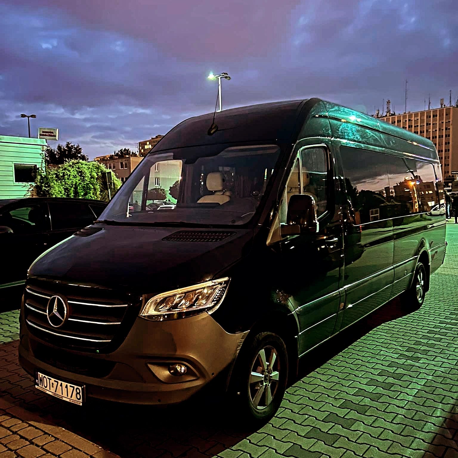 Mercedes-Benz Sprinter premium z kierowcą — wynajem w Otwocku
