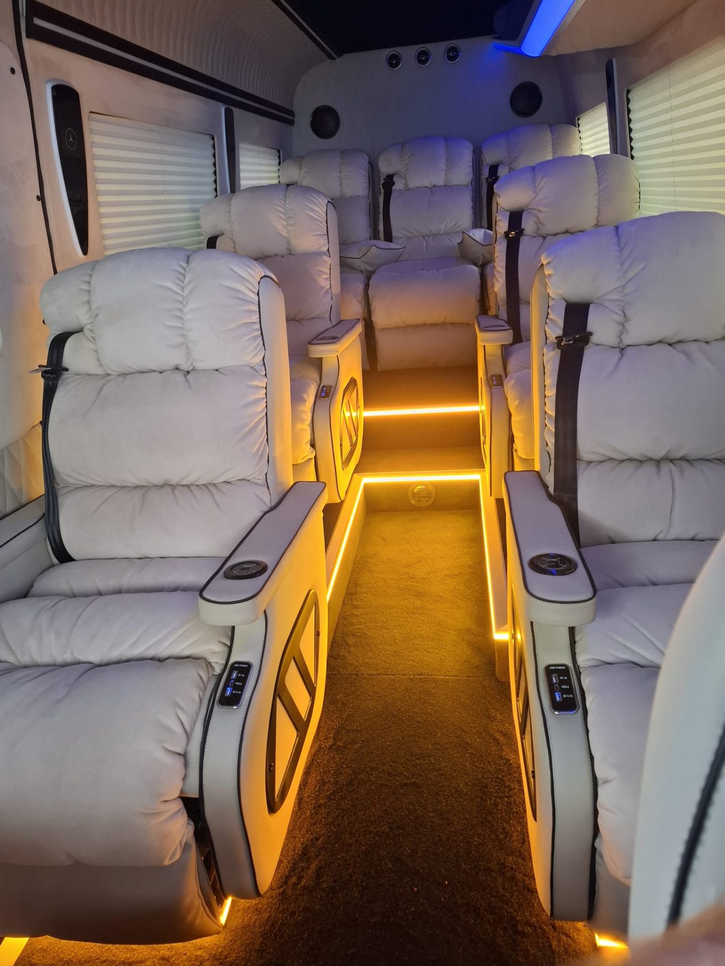 Wnętrze busa premium Angel Tour z fotelami captain i ambientowym oświetleniem