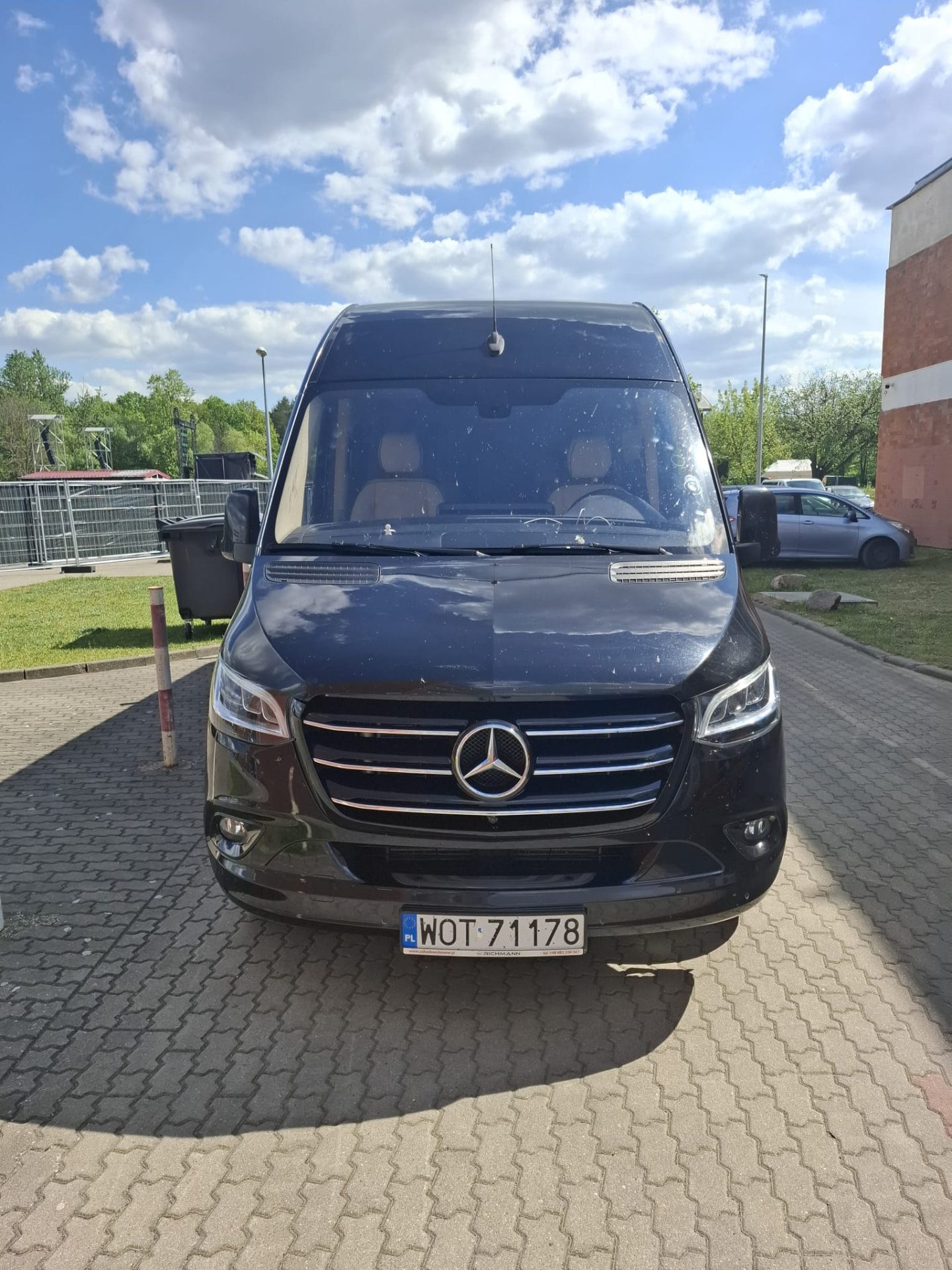 Czarny Mercedes-Benz Sprinter Angel Tour gotowy do przejazdu