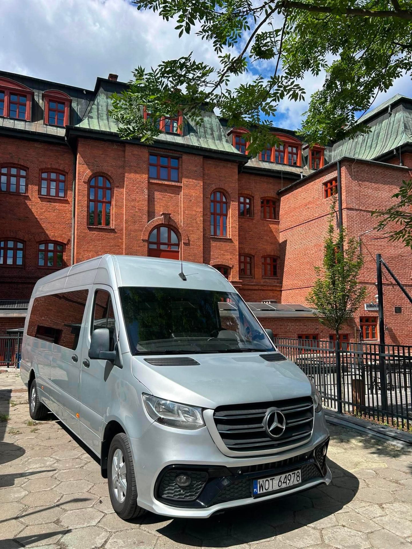 Srebrny Mercedes-Benz Sprinter premium Angel Tour
