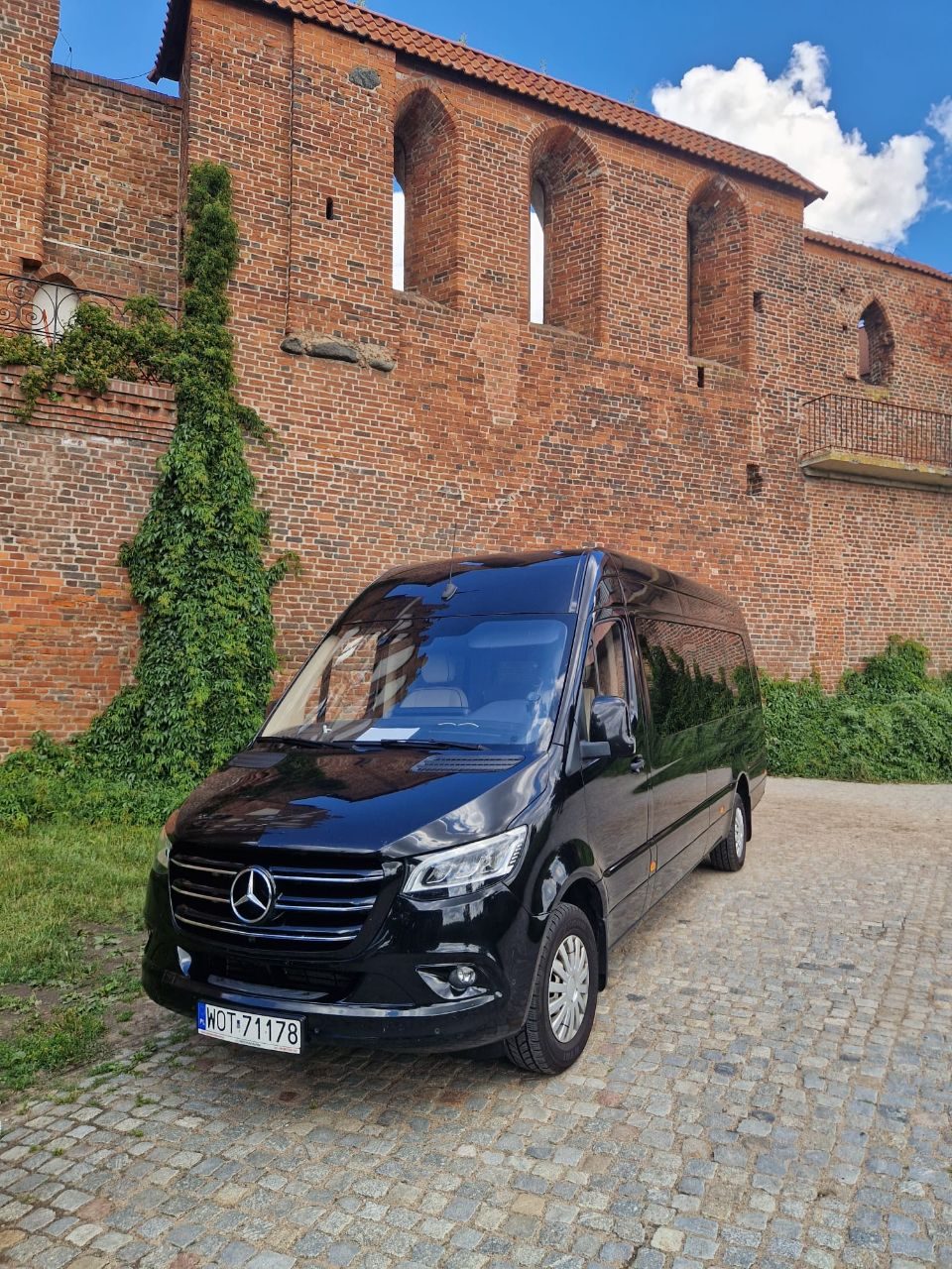 Czarny Mercedes-Benz Sprinter VIP z kierowcą